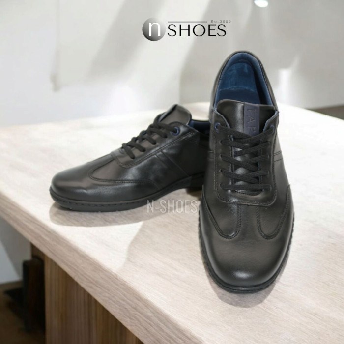 Мужские черные кожаные кроссовки Tapi (Польша) модель 5909