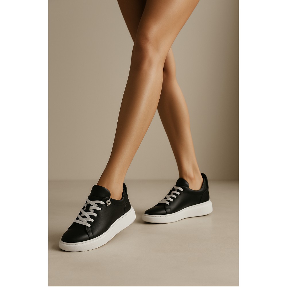 Жіночі чорні шкіряні кросівки La Bellini 574 4940