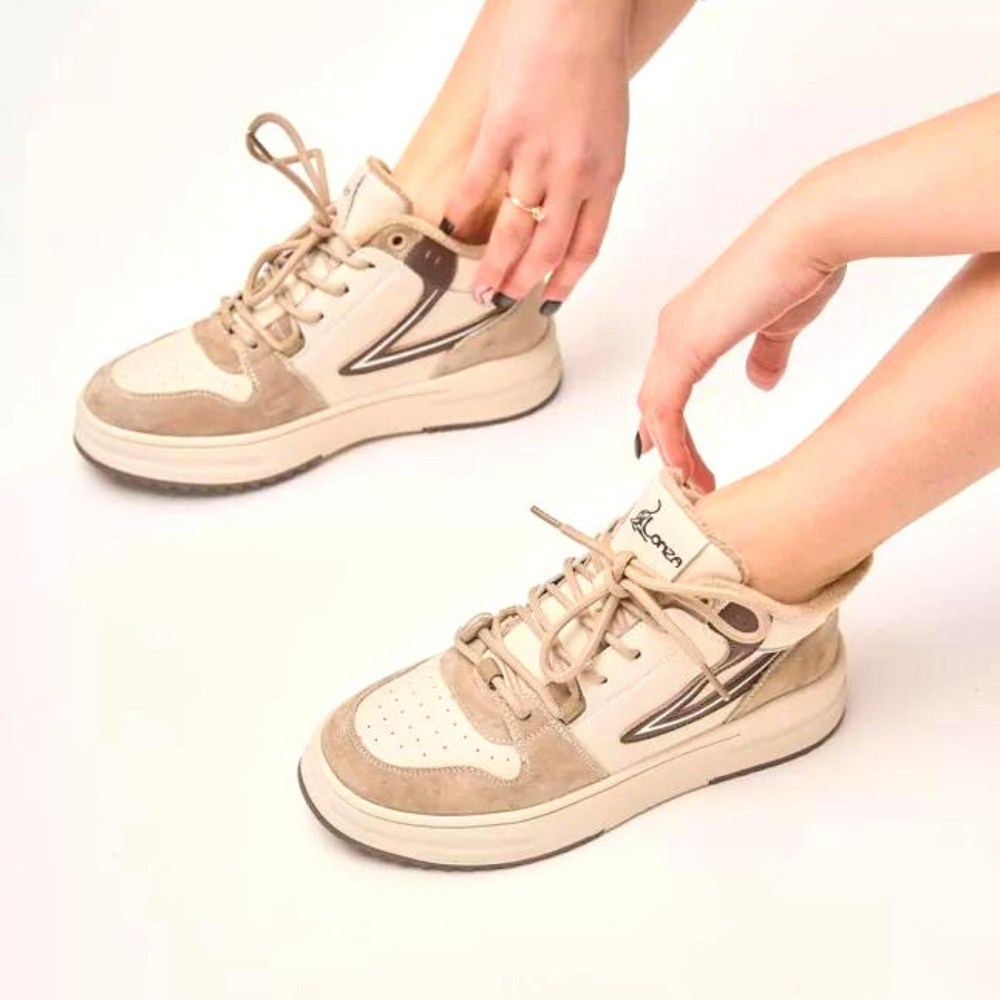 Жіночі шкіряні кросівки Lonza модель 5445