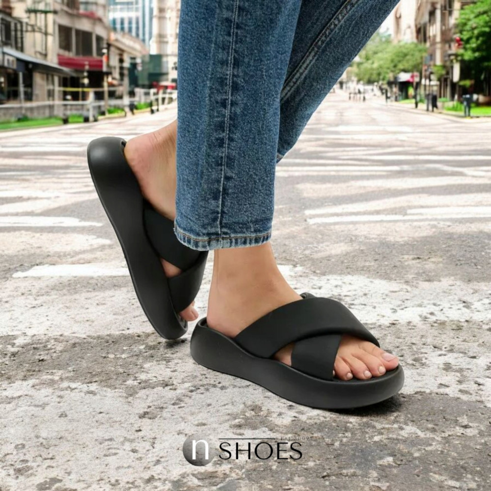 Женские черные шлепанцы на платформе ALLSY модель 5870