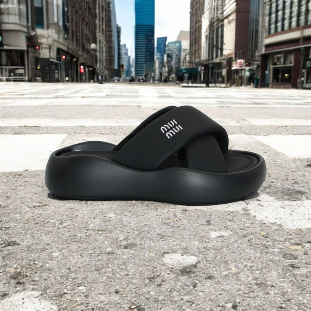 Женские черные шлепанцы на платформе ALLSY модель 5870