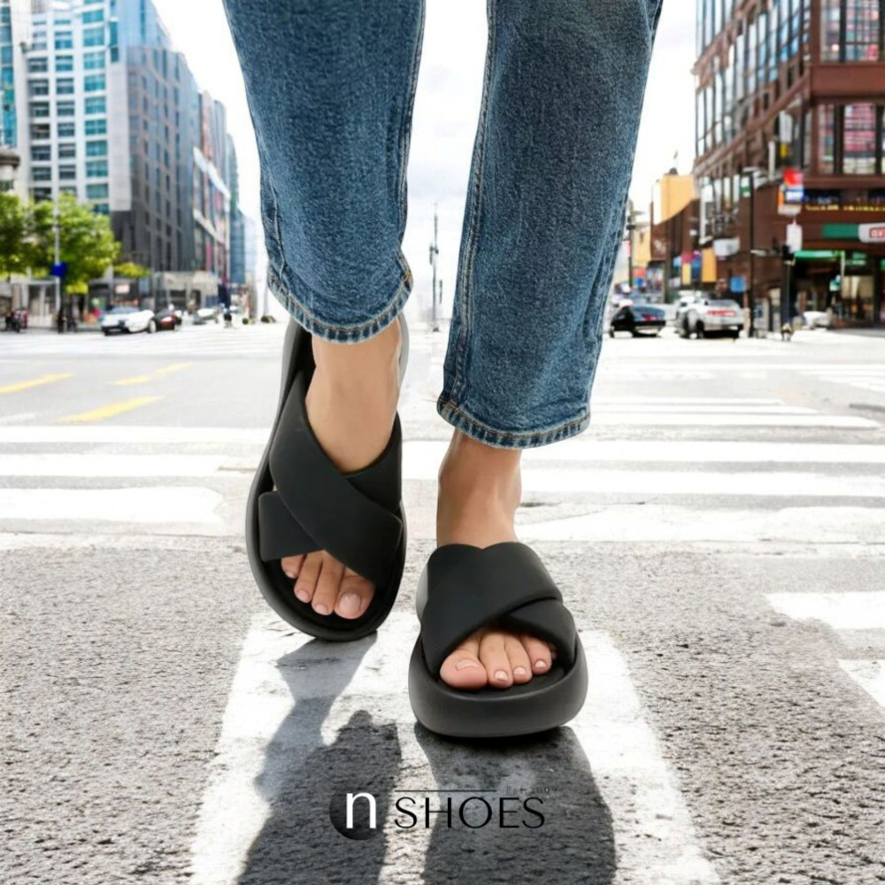 Женские черные шлепанцы на платформе ALLSY модель 5870