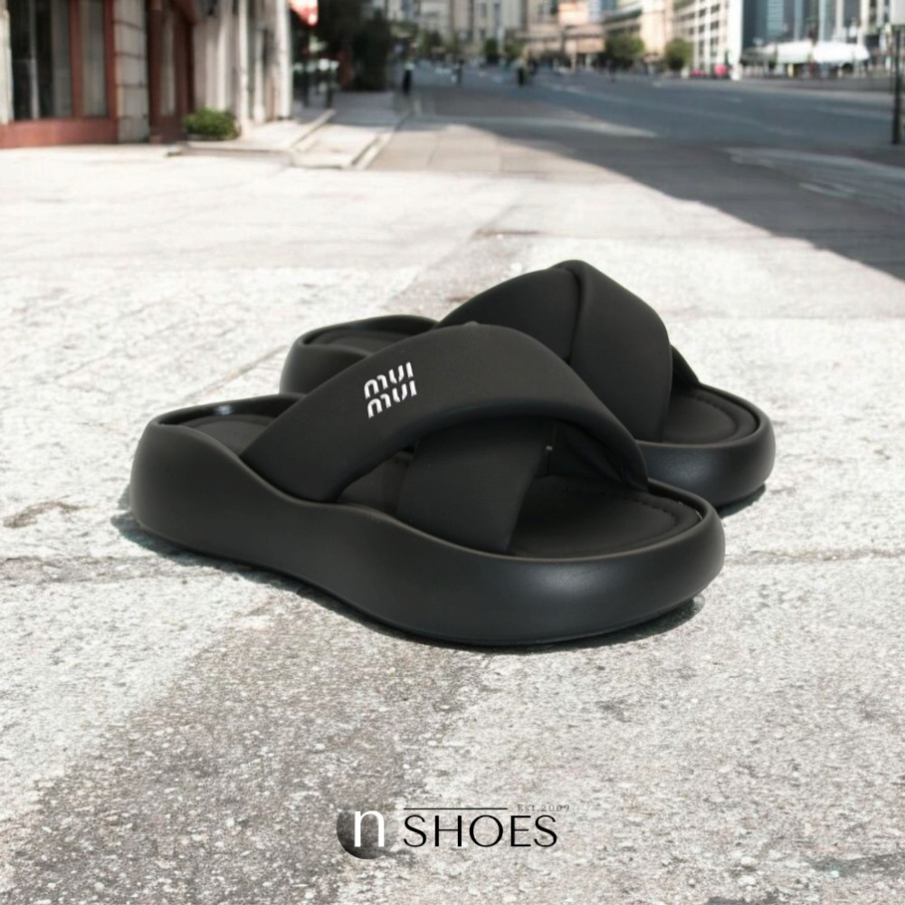 Женские черные шлепанцы на платформе ALLSY модель 5870