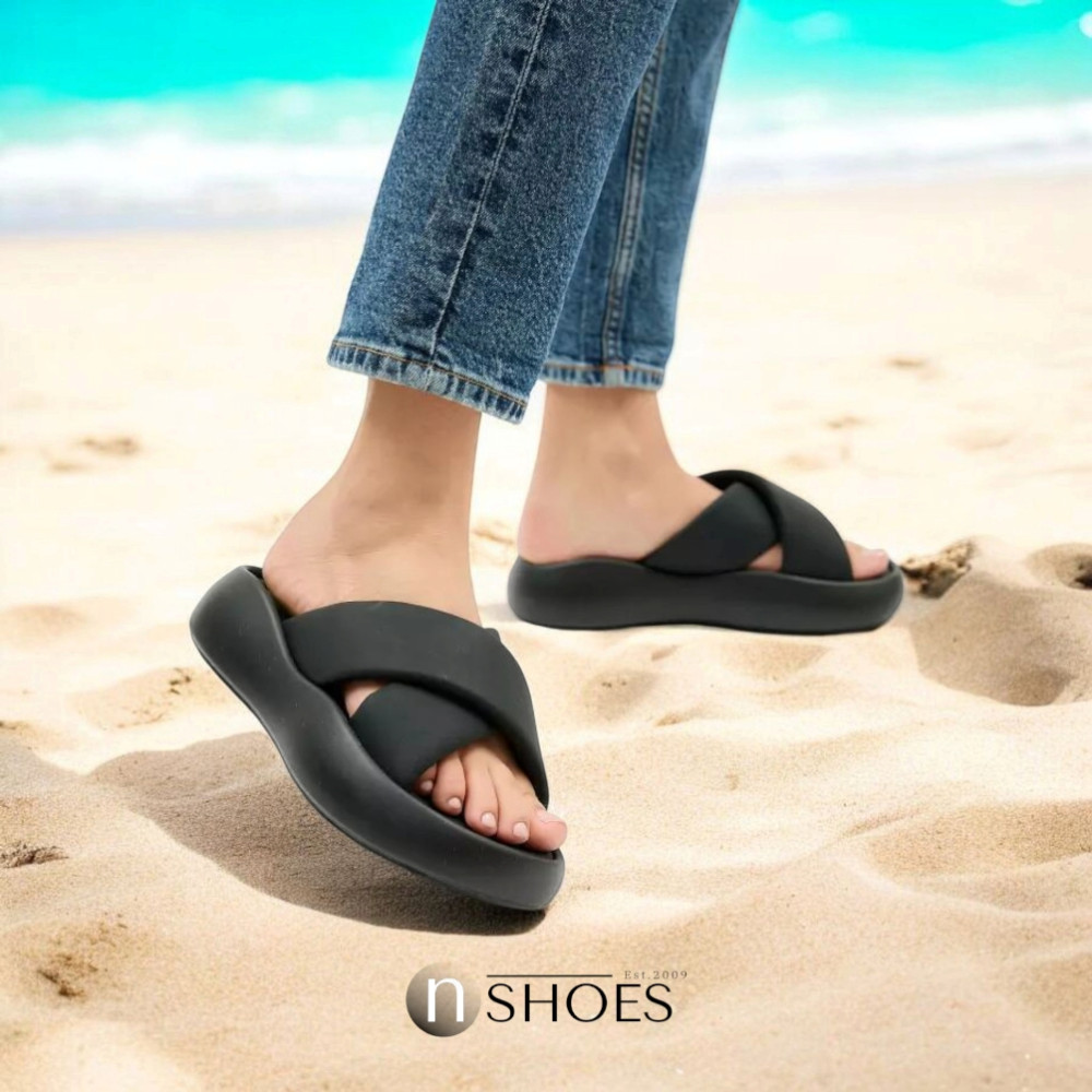 Женские черные шлепанцы на платформе ALLSY модель 5870