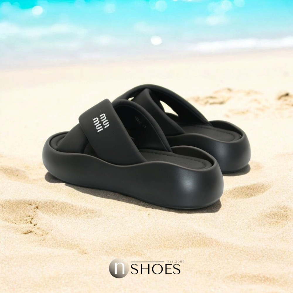 Женские черные шлепанцы на платформе ALLSY модель 5870