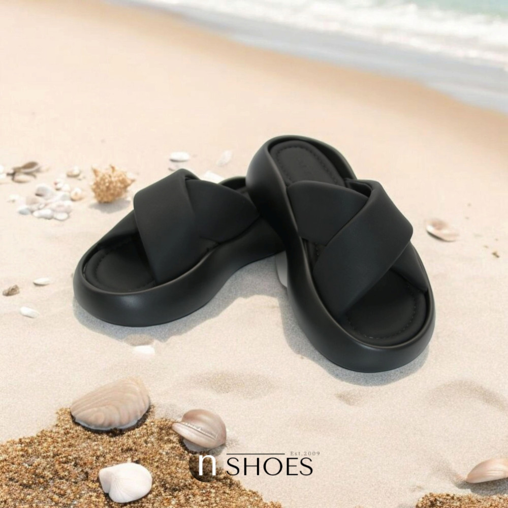 Женские черные шлепанцы на платформе ALLSY модель 5870