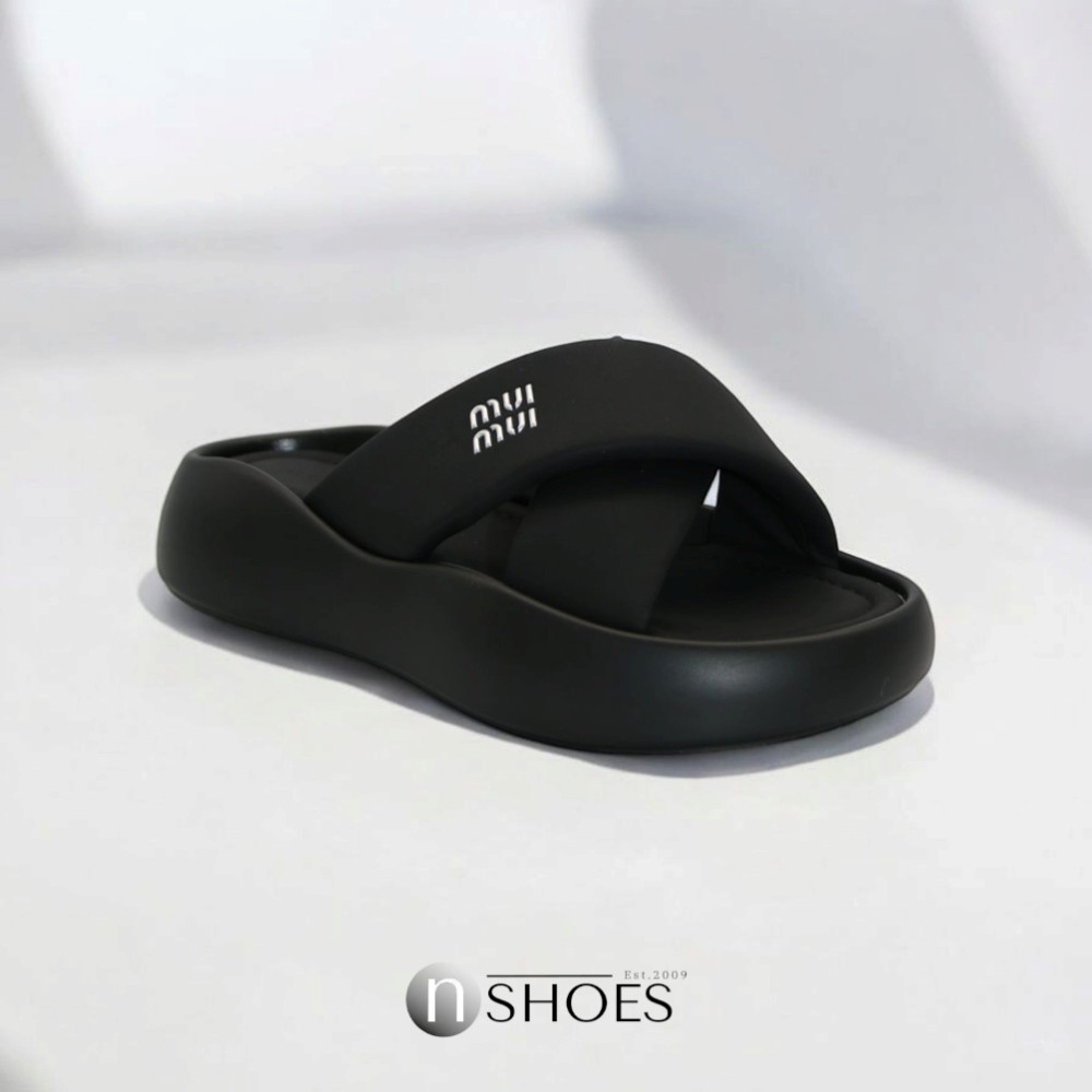 Женские черные шлепанцы на платформе ALLSY модель 5870