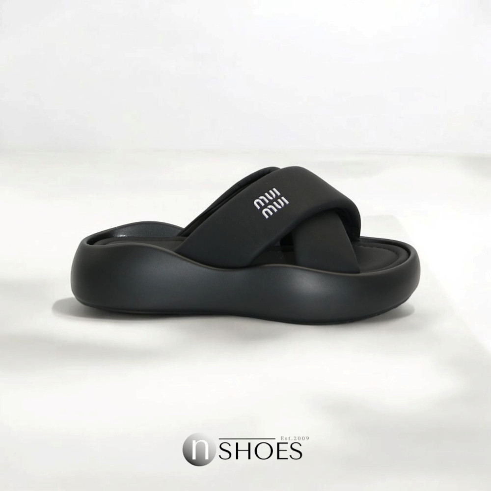 Женские черные шлепанцы на платформе ALLSY модель 5870