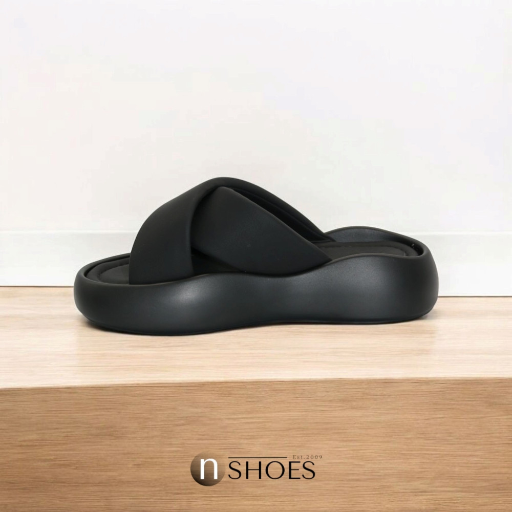 Женские черные шлепанцы на платформе ALLSY модель 5870