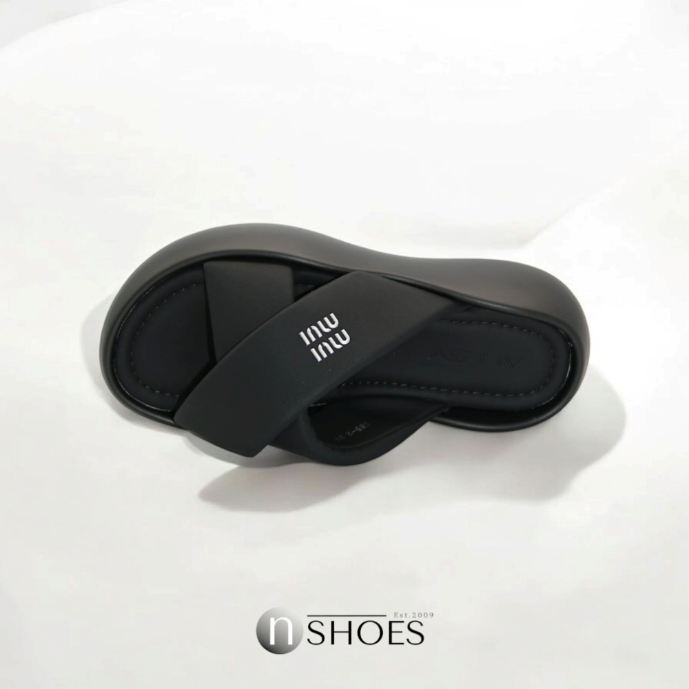 Женские черные шлепанцы на платформе ALLSY модель 5870