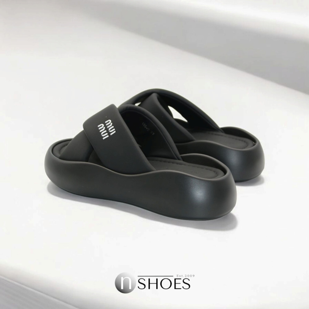 Женские черные шлепанцы на платформе ALLSY модель 5870