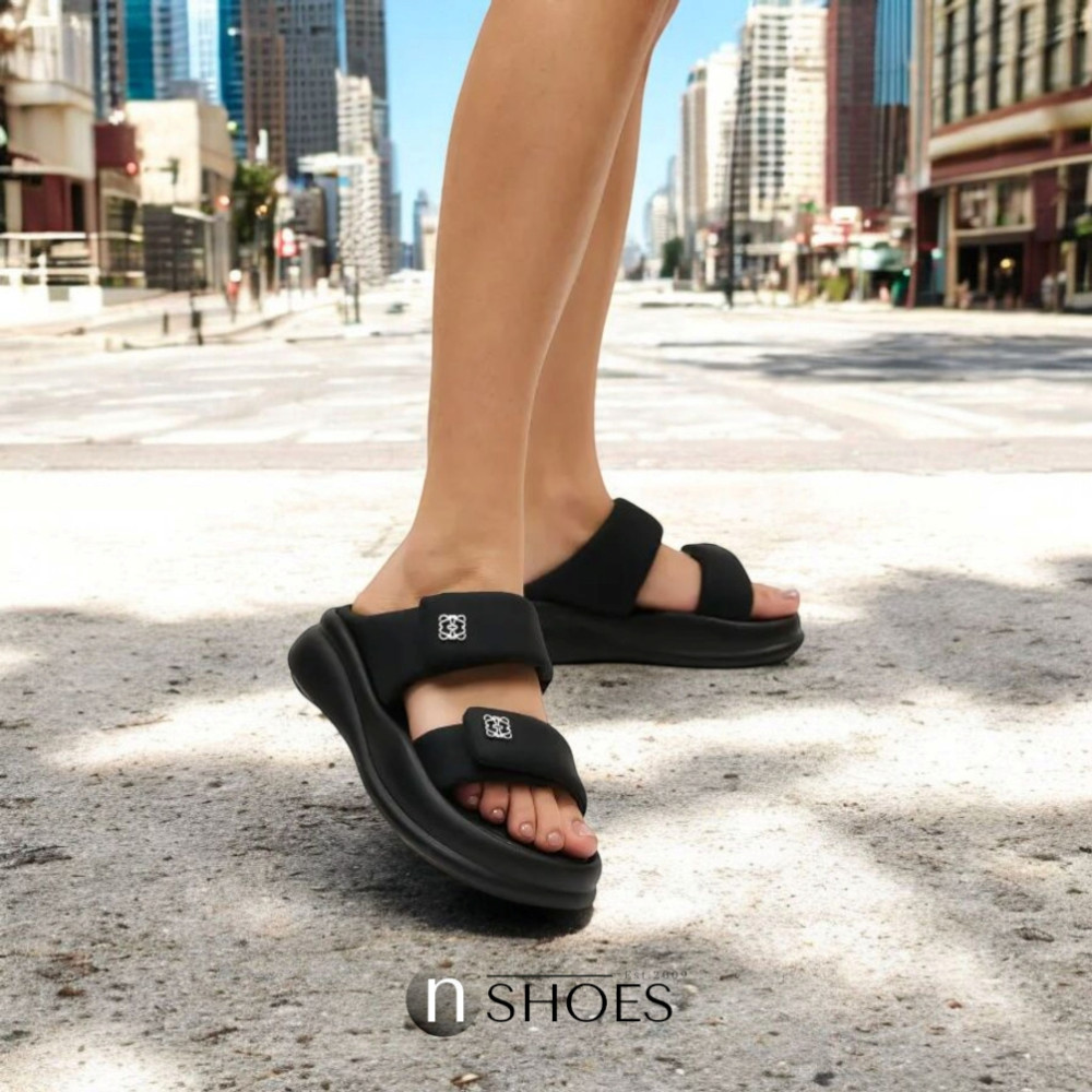 Женские черные шлепанцы на платформе ALLSY модель 5870