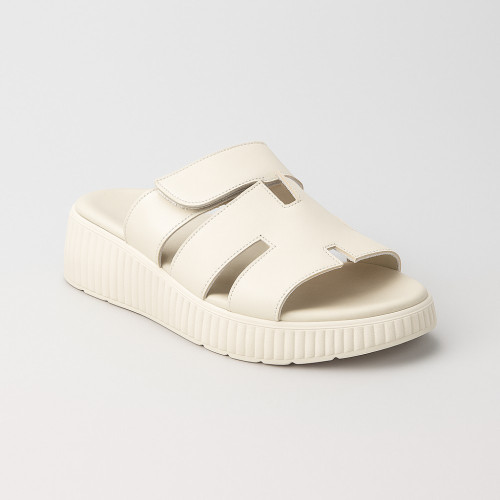 Жіночі лакові шльопанці на танкетці Romax Comfort 0501-2nl 5914 молочний колір із натуральної шкіри з липучкою від української фабрики Жіночі лакові шльопанці на танкетці Romax Comfort 0501-2nl 5914 молочний колір із натуральної шкіри з липучкою від української фабрики