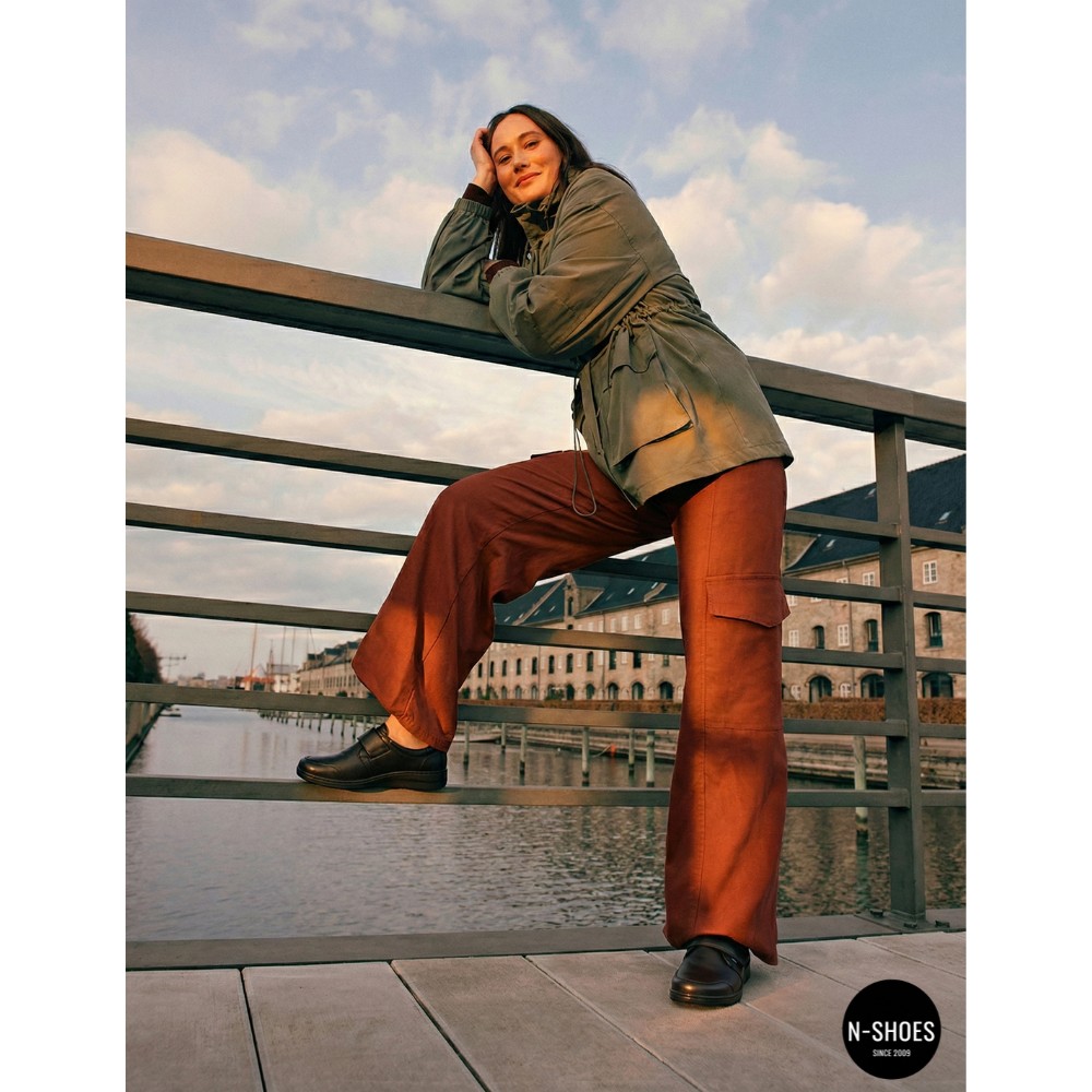 Жіночі шкіряні туфлі Axel 1705 Czarny-Stretch 6134-5895 на липучці з анатомічною устілкою