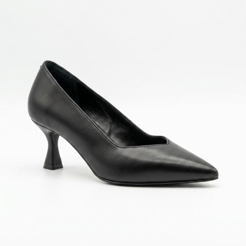 Elegant women's pumps N-SHOES Lirio T 0429 64-75 matte crystal 6402 made of smooth black leather with a pointed toe and a kitten heel that extends downwards