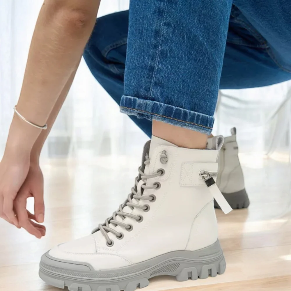 Женские светлые зимние ботинки ALLSY Lonza из натуральной кожи модель 5689