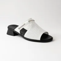 Женские элегантные белые шлепанцы Romax Comfort 0705-1 5879 из натуральной кожи с декоративной вставкой, украшенной стразами