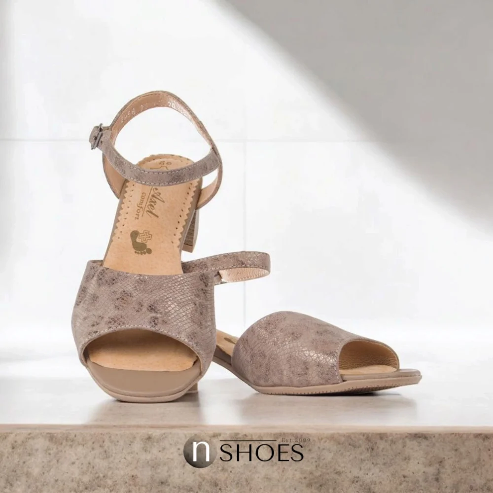 Женские босоножки на устойчивом каблуке Axel (Польша) модель 5891