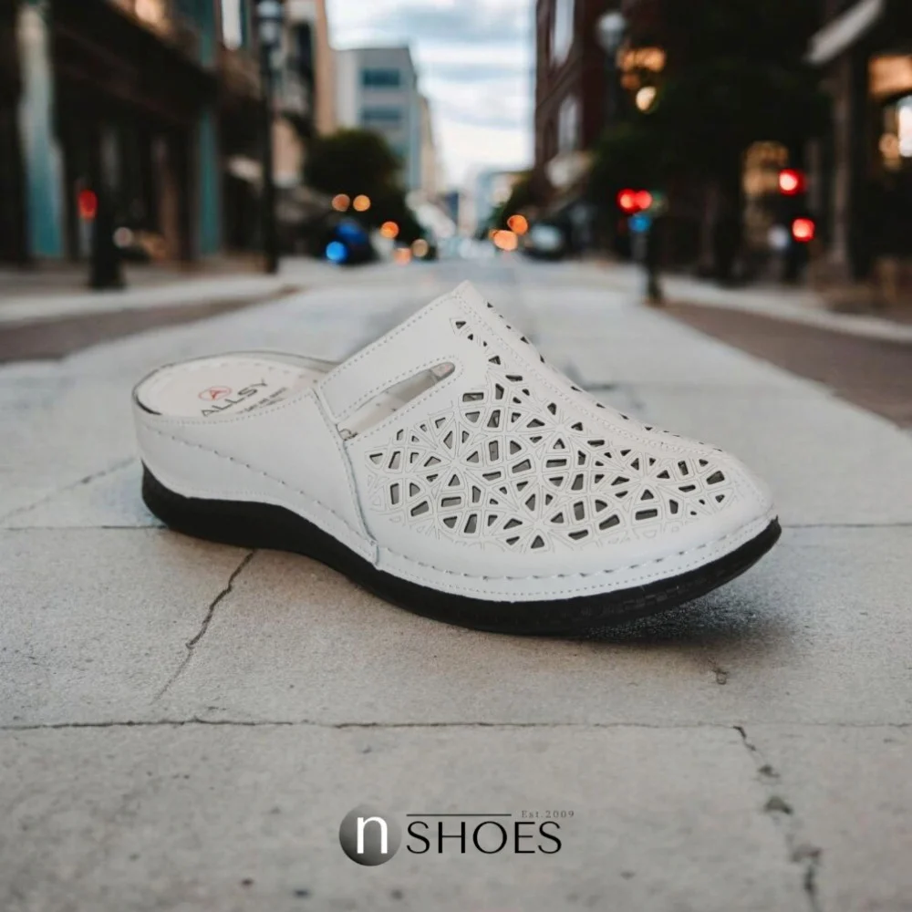 Жіночі шкіряні шльопанці із закритим носком ALLSY 195155 модель 5918