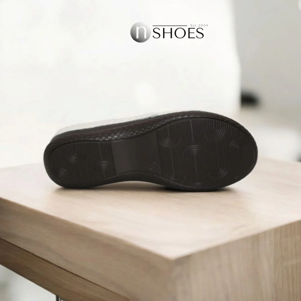 Жіночі шкіряні шльопанці із закритим носком ALLSY 195155 модель 5918