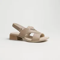 Жіночі бежеві босоніжки Romax Comfort 1085-48 5922 із натуральної шкіри на низьких підборах — стильне літнє взуття від українського виробника.