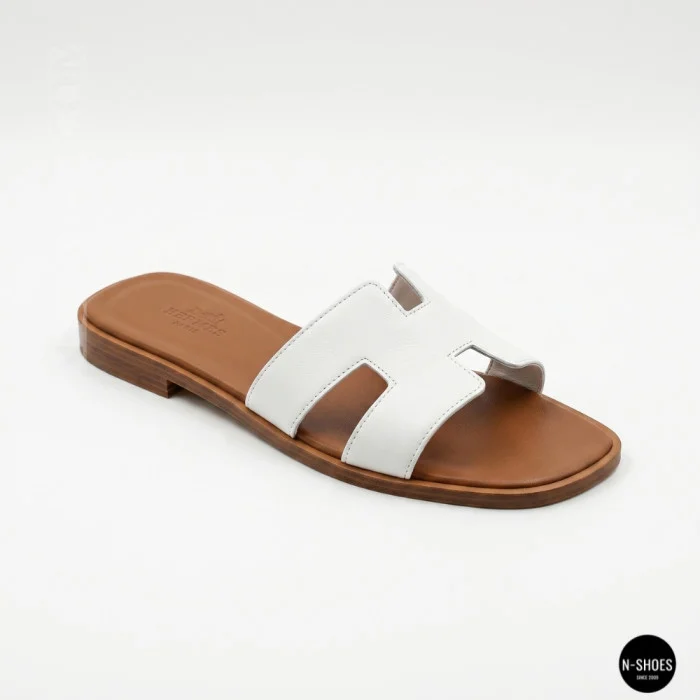 Білі шкіряні шльопанці HERMES Oran 212827 Lonza 212609 94404304-1 l 6270 в стилі тихої розкоші