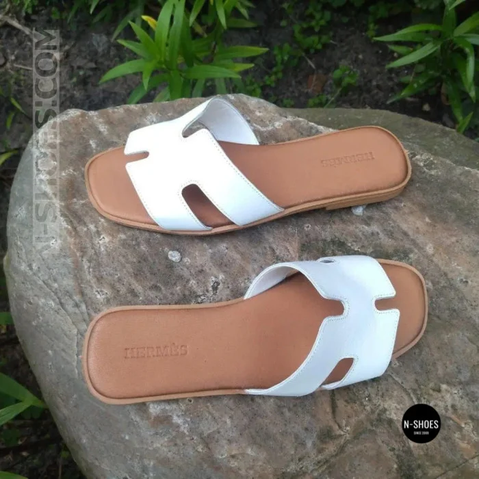 Білі шкіряні шльопанці HERMES Oran 212827 Lonza 212609 94404304-1 l 6270 в стилі тихої розкоші