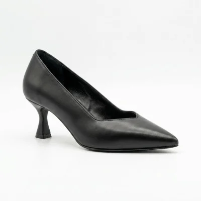 Elegant women's pumps N-SHOES Lirio T 0429 64-75 matte crystal 6402 made of smooth black leather with a pointed toe and a kitten heel that extends downwards Elegant women's pumps N-SHOES Lirio T 0429 64-75 matte crystal 6402 made of smooth black leather with a pointed toe and a kitten heel that extends downwards