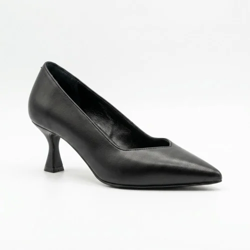 Elegant women's pumps N-SHOES Lirio T 0429 64-75 matte crystal 6402 made of smooth black leather with a pointed toe and a kitten heel that extends downwards Elegant women's pumps N-SHOES Lirio T 0429 64-75 matte crystal 6402 made of smooth black leather with a pointed toe and a kitten heel that extends downwards
