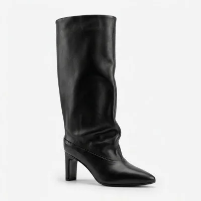 Fabio Monelli 217097 y869-14a856-h688 Lonza NY 221320 6427 black demi high boots made of soft black leather with a slight drape, a pointed toe and a stable heel Fabio Monelli 217097 y869-14a856-h688 Lonza NY 221320 6427 black demi high boots made of soft black leather with a slight drape, a pointed toe and a stable heel