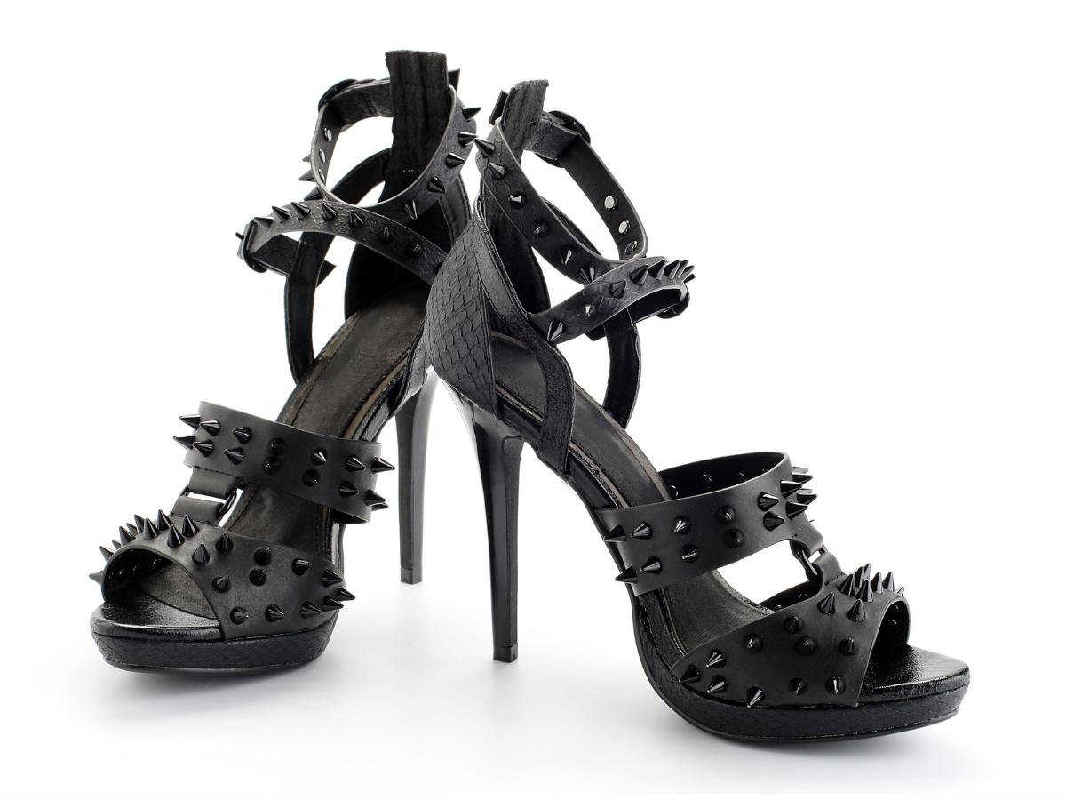 босоніжки з шипами фото босоніжки з шипами